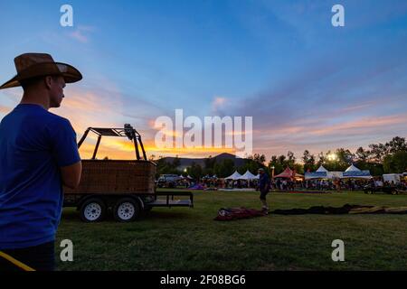 Temecula, 29 MAI 2015 - les gens attendent le festival de la montgolfière et du vin de la vallée de Temecula Banque D'Images