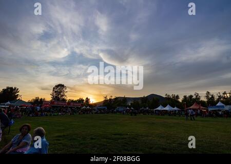 Temecula, 29 MAI 2015 - les gens attendent le festival de la montgolfière et du vin de la vallée de Temecula Banque D'Images