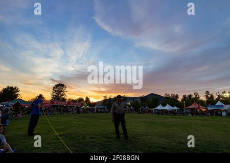 Temecula, 29 MAI 2015 - les gens attendent le festival de la montgolfière et du vin de la vallée de Temecula Banque D'Images