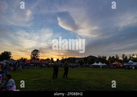 Temecula, 29 MAI 2015 - les gens attendent le festival de la montgolfière et du vin de la vallée de Temecula Banque D'Images