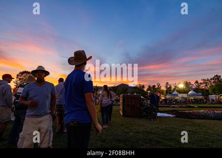 Temecula, 29 MAI 2015 - les gens attendent le festival de la montgolfière et du vin de la vallée de Temecula Banque D'Images