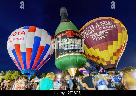 Temecula, 29 MAI 2015 - vue nocturne de quelques belles montgolfière dans la Temecula Valley Balloon and Wine Festival Banque D'Images