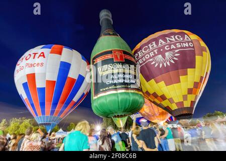 Temecula, 29 MAI 2015 - vue nocturne de quelques belles montgolfière dans la Temecula Valley Balloon and Wine Festival Banque D'Images