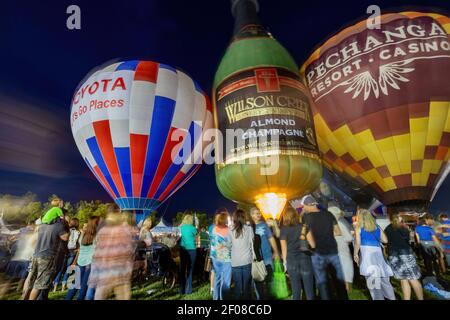 Temecula, 29 MAI 2015 - vue nocturne de quelques belles montgolfière dans la Temecula Valley Balloon and Wine Festival Banque D'Images