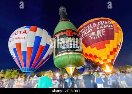 Temecula, 29 MAI 2015 - vue nocturne de quelques belles montgolfière dans la Temecula Valley Balloon and Wine Festival Banque D'Images