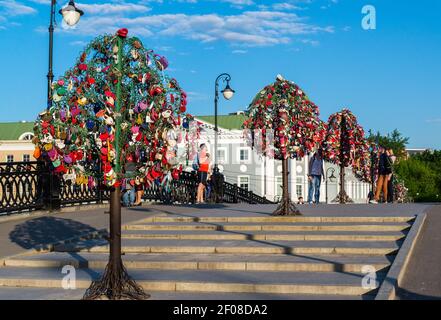 Moscou, Russie - 21.09.2015. Les arbres avec des serrures des amoureux sur les arbres à Tretyakovsky bridge Banque D'Images