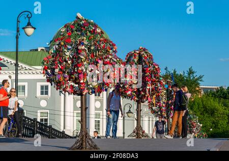 Moscou, Russie - 21.09.2015. Les arbres avec des serrures des amoureux sur les arbres à Tretyakovsky bridge Banque D'Images