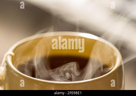 Faire cuire une boisson chaude dans une tasse en gros plan Banque D'Images