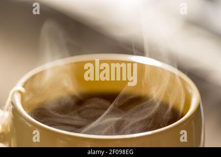 Faire cuire une boisson chaude dans une tasse en gros plan Banque D'Images