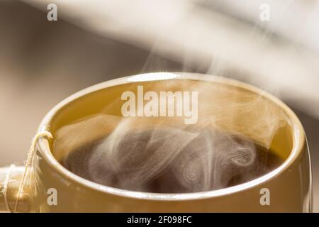 Faire cuire une boisson chaude dans une tasse en gros plan Banque D'Images