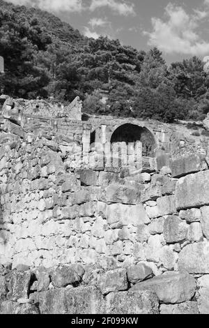 Ruines de pierre et de théâtre à antalya arykanda turquie asie ciel et le vieux temple Banque D'Images