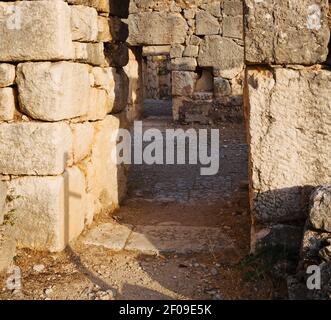 Ruines de pierre et de théâtre à antalya arykanda turquie asie ciel et le vieux temple Banque D'Images