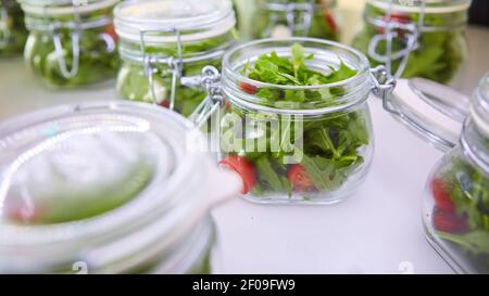 Salade de légumes dans un pot en verre sur fond blanc Banque D'Images