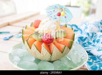 Salade de fruits dans un melon de cantaloup Banque D'Images