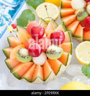 Salade de fruits dans un melon de cantaloup Banque D'Images