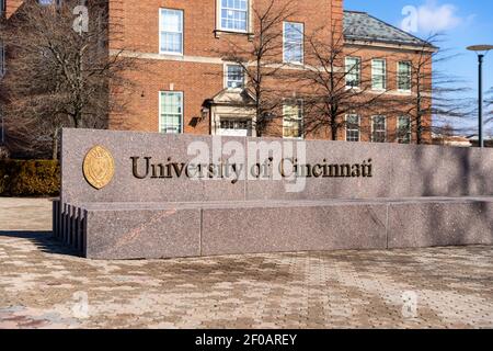 Cincinnati, OH - 27 février 2021 : panneau de l'Université de Cincinnati Banque D'Images