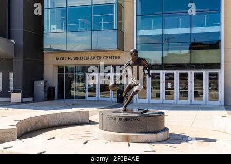 Cincinnati, OH - 27 février 2021 : statue d'Oscar Robertson devant le Centre Myrl H. Shoemaker, sur le campus de l'Université de Cincinnati Banque D'Images