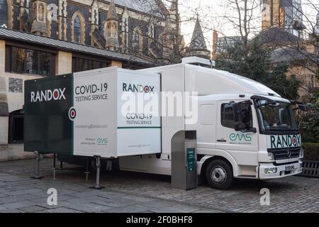 Londres, Royaume-Uni. 26 février 2021. Le véhicule de laboratoire d'essai mobile Randox COVID-19 vu dans le centre de Londres.le service de santé Randox peut fournir jusqu'à 1000 échantillons par véhicule, par jour. Credit: Petra Figueroa/SOPA Images/ZUMA Wire/Alay Live News Banque D'Images