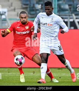 Moenchengladbach. 7 mars 2021. Jonathan Tah (L) de Leverkusen vies avec Breel Embolo de Moenchengladbach lors d'un match de football allemand Bundesliga entre Borussia Moenchengladbach et Bayer 04 Leverkusen à Moenchengladbach, Allemagne, 6 mars 2021. Credit: Xinhua/Alay Live News Banque D'Images