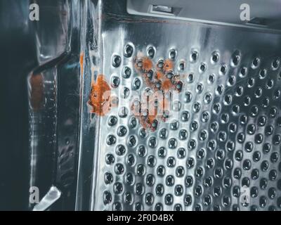 La rouille sur le tambour de la nouvelle machine à laver Banque D'Images