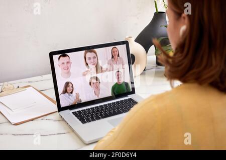 Jeune femme parle sur appel vidéo sur ordinateur portable, jeune fille de repos assis parler chat avec des collègues, ont webcam conférence, concept de technologie Banque D'Images