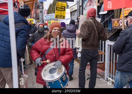 NEW YORK, NY – 6 MARS : un manifestant avec des marches de tambour sur une ligne de piquetage lors d'une manifestation des nettoyeurs Liox devant un emplacement du côté inférieur est le 6 mars 2021 à New York. Banque D'Images