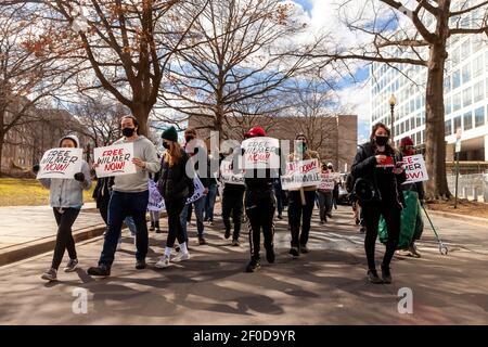 Washington, DC, Etats-Unis, 6 mars 2021. Photo : les manifestants commencent la Free Wilmer dès maintenant à travers le centre-ville de DC. Wilmer est un demandeur d'asile qui a été en garde à VUE PENDANT 2 ans, et les manifestants exigent qu'il soit libéré. Crédit : Allison C Bailey/Alay Live News Banque D'Images