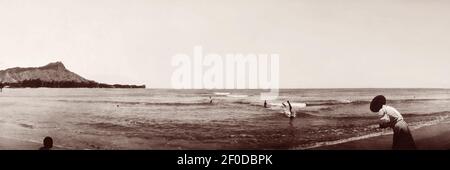 Vue panoramique sur la plage de surfer sur une vague à Waikiki Beach, Honolulu, territoire de Hawaii en 1907. Banque D'Images