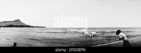 Vue panoramique sur la plage de surfer sur une vague à Waikiki Beach, Honolulu, territoire de Hawaii en 1907. Banque D'Images