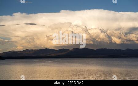 Sytorm Clouds Brew au-dessus de Yellowstone Lake Absaroka Mountains Banque D'Images