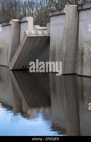 Vestiges de l'installation d'essais en laboratoire dans la forêt de Waterloopbos aux pays-Bas, utilisée dans les années 1960 pour le développement des ouvrages d'eau et de delta Banque D'Images