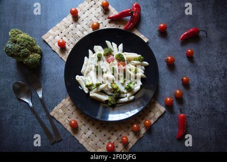 Pâtes prisées de penne au fromage italien. Vue de dessus, mise au point sélective. Banque D'Images