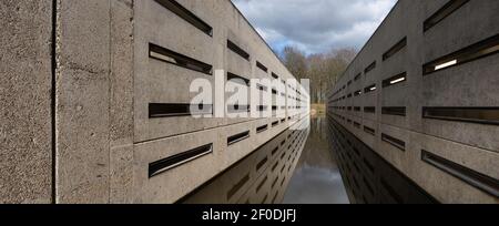 Mise en place d'essais en laboratoire sur béton dans un lac artificiel dans les 'Waterloopbos' aux pays-Bas. Il a été utilisé dans les années 1960 pour le développement des Delta Works Banque D'Images