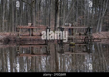 Vestiges de l'installation d'essais en laboratoire dans la forêt de Waterloopbos aux pays-Bas, utilisée dans les années 1960 pour le développement des ouvrages d'eau et de delta Banque D'Images