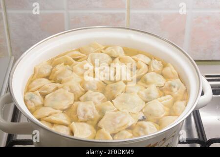 Boulettes faites maison dans une casserole avec un bouillon chaud et des épices. Gros plan, mise au point sélective. Banque D'Images