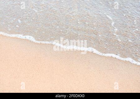 Vague de mer douce sur un bord de mer sablonneux. Mise au point sélective, espace de copie. Banque D'Images