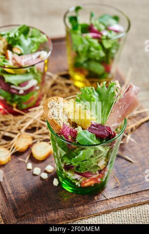 salade fraîche avec jambon dans un bol en verre Banque D'Images