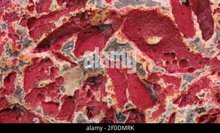 Surface non traitée d'un agate rouge, texture naturelle en pierre de quartz, fond en pierre minérale Banque D'Images