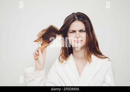 femme peignant cheveux fragile extrémités fractionnées problèmes de santé Banque D'Images