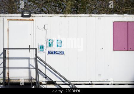 Bureau du chantier dans un conteneur en métal blanc Banque D'Images