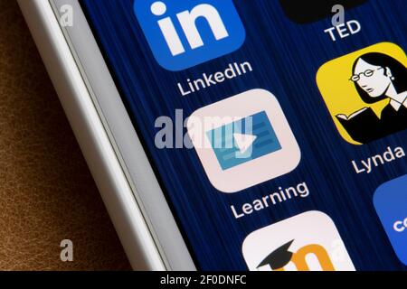 L'icône de l'application LinkedIn Learning s'affiche à côté de l'application Lynda.com sur un iPhone. Lynda.com a été complètement migré vers LinkedIn Learning à partir de 2019. Banque D'Images