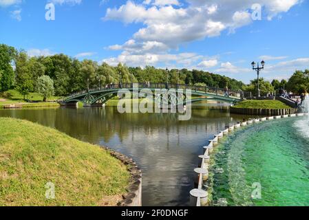 Moscou, Russie - 08 juin. 2016. Passerelle et dans l'étang de musée Musée Tsaritsyno Banque D'Images