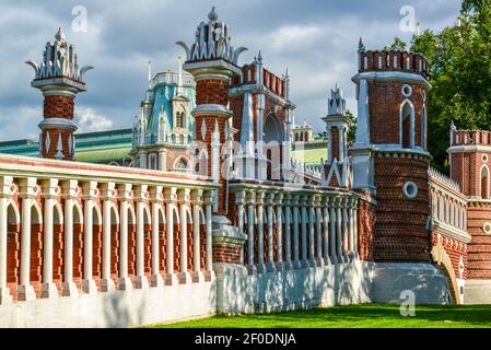 Le pont en pierre dans le domaine du musée Tsaritsyno à Moscou, Russie Banque D'Images