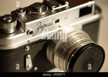 Argent russe Zorki 4 vieux vintage argent manuel caméra de film comme classique rétro de photographie concept. Banque D'Images