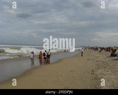 Image de mise au point sélective des personnes se tenant sur la rive de plage de marina avec nuages et ciel bleu à Chennai Inde Le 31 juillet 2008 Banque D'Images