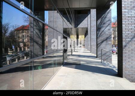 Couloir dans le bâtiment moderne de l'université jagiellonienne de Cracovie, en Pologne. Banque D'Images