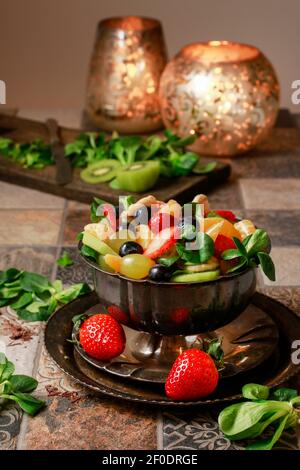 Salade de fruits avec des fraises kiwis et des oranges. Une alimentation saine Banque D'Images