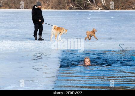 Vilnius, Lituanie. 6 mars 2021. Un nageur participe à une course de natation d'hiver sur le lac Vert à Vilnius, Lituanie, le 6 mars 2021. Une course de natation d'hiver de 25 mètres a eu lieu ici samedi. Credit: Alfredas Pliadis/Xinhua/Alamy Live News Banque D'Images