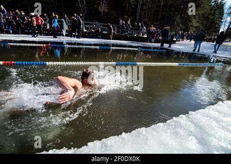 Vilnius, Lituanie. 6 mars 2021. Un nageur participe à une course de natation d'hiver sur le lac Vert à Vilnius, Lituanie, le 6 mars 2021. Une course de natation d'hiver de 25 mètres a eu lieu ici samedi. Credit: Alfredas Pliadis/Xinhua/Alamy Live News Banque D'Images