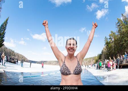 Vilnius, Lituanie. 6 mars 2021. Une nageuse réagit alors qu'elle participe à une course de natation d'hiver sur le lac vert à Vilnius, en Lituanie, le 6 mars 2021. Une course de natation d'hiver de 25 mètres a eu lieu ici samedi. Credit: Alfredas Pliadis/Xinhua/Alamy Live News Banque D'Images